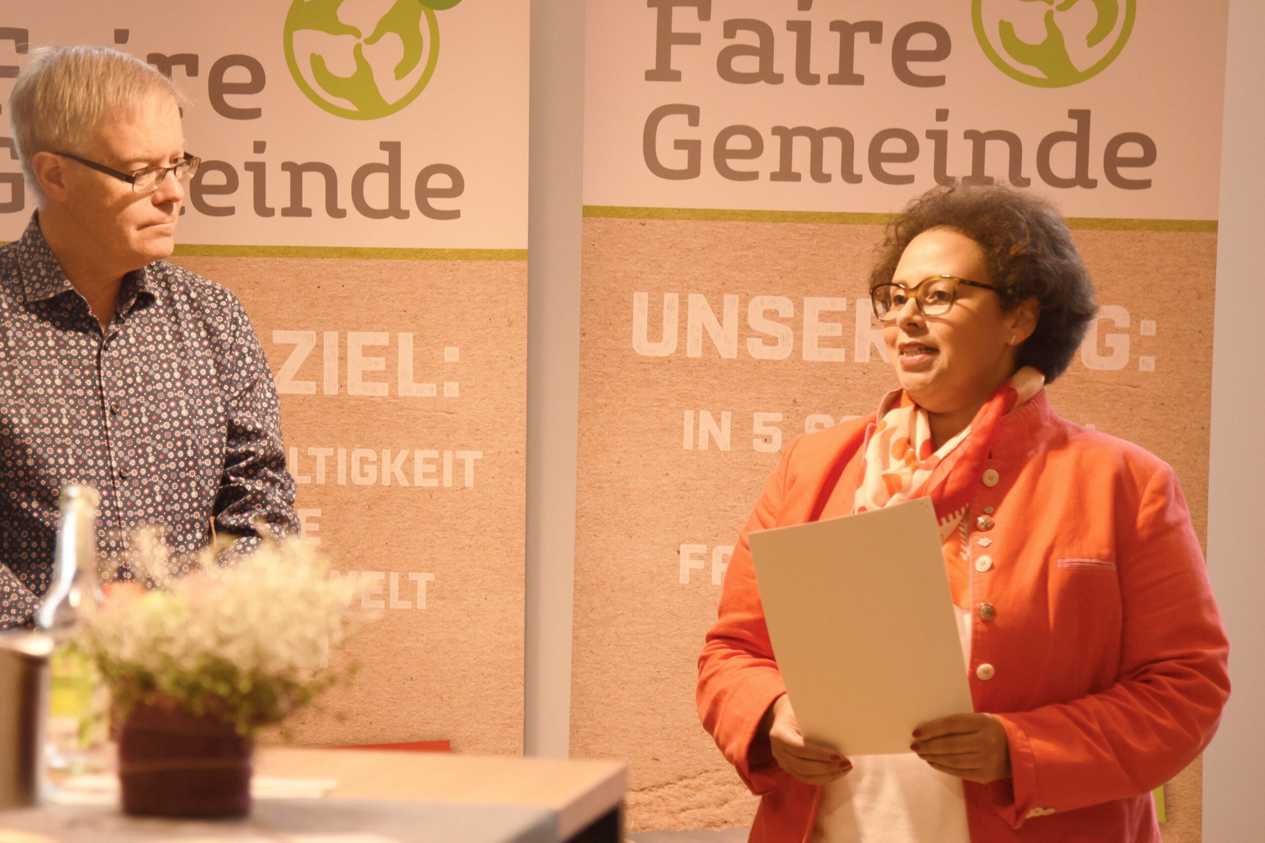 Die Vorsitzende des Diözesankomitees, Nadine Mersch, würdigt das Nachhaltigkeits-Engagement des Liborianums.