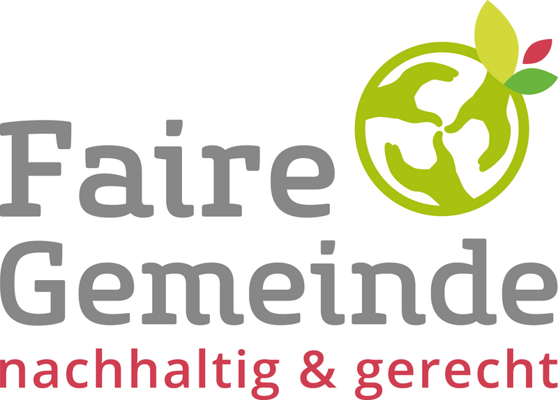 Das Logo der Fairen Gemeinde zeigt einen Apfel, der im Design an das Drei-Hasen-Fenster am Dom in Paderborn angelehnt ist.
